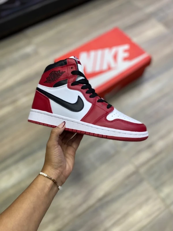Air Jordan 1 Retro High OG Chicago