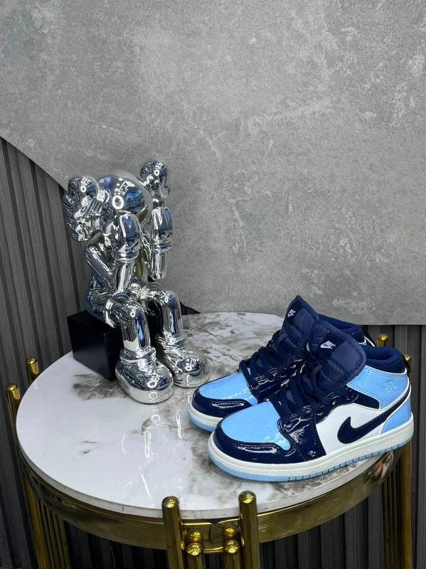 Air Jordan 1 Mid Patent Obsidian Powder Blue